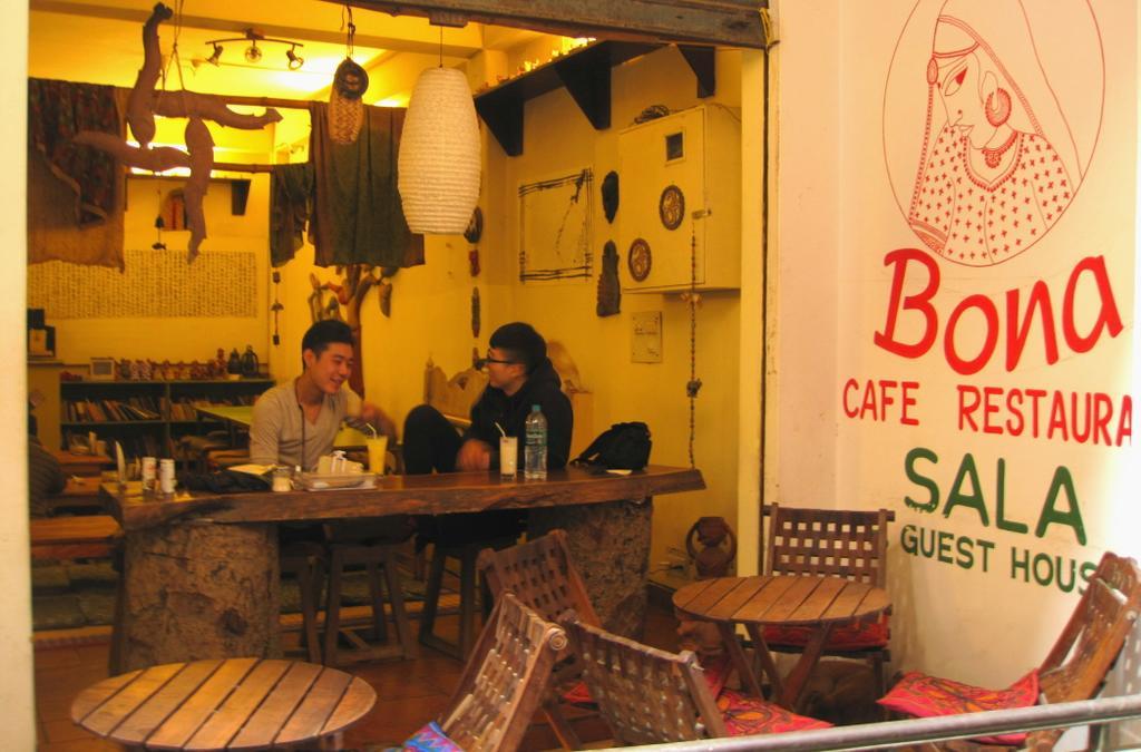 Bona Cafe Restaurant & Sala Guest House Варанаси Экстерьер фото